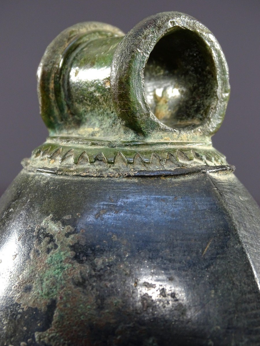 Indonésie, Période Majapahit, Circa XVème Siècle, Cloche En Bronze Au Décor Géométrique.-photo-4