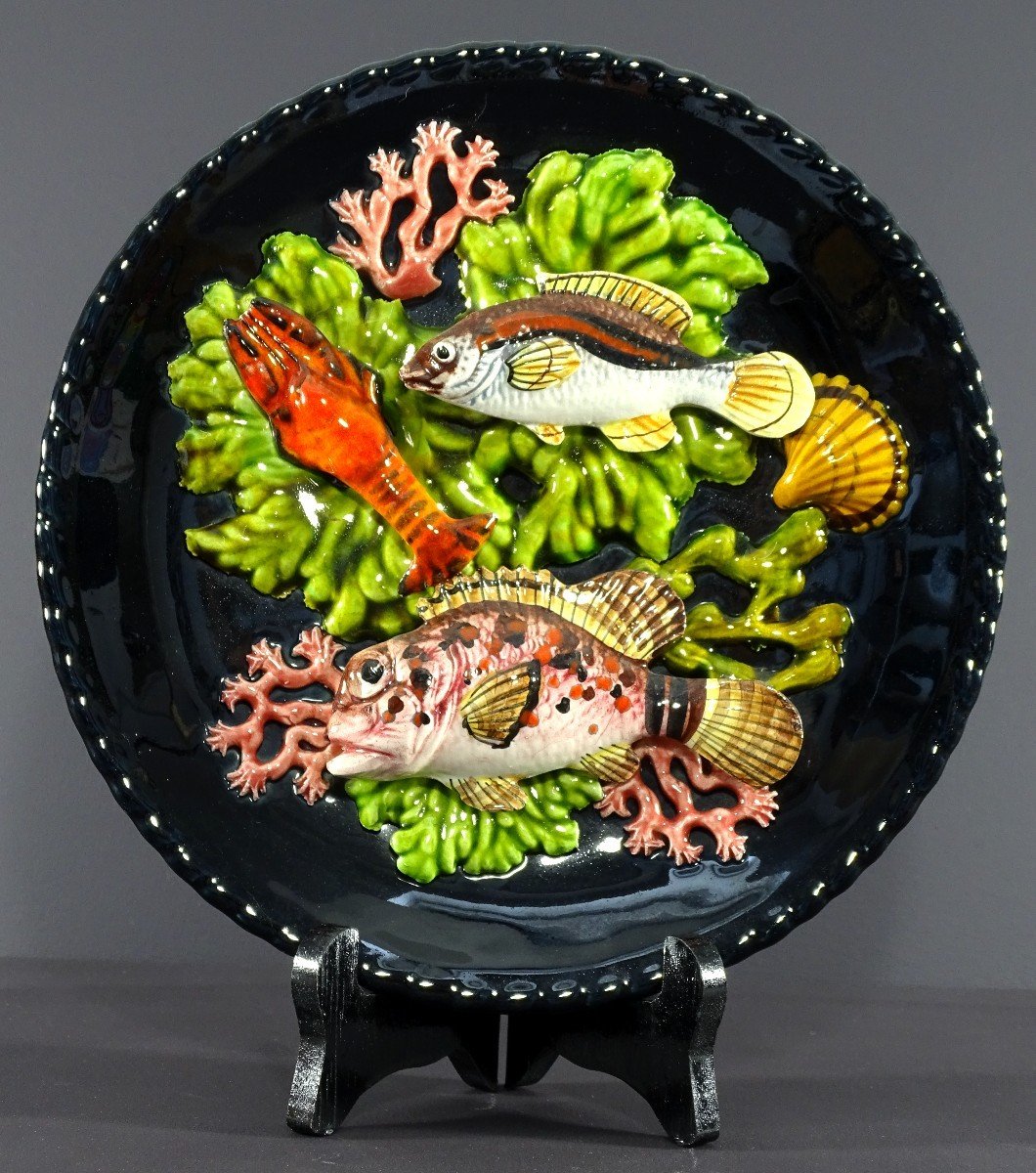 Vallauris, Années 1950, Assiette En Faïence à Décor De Poissons, D’une Langoustine Et Coraux.