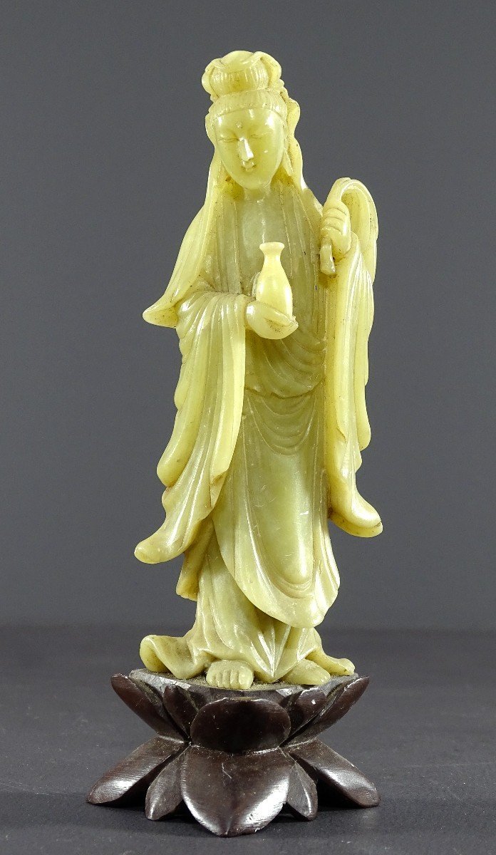 Chine, Années 1930/1950, Statuette De Kwan Yin, Déesse De La Miséricorde, En Pierre Dure Verte.