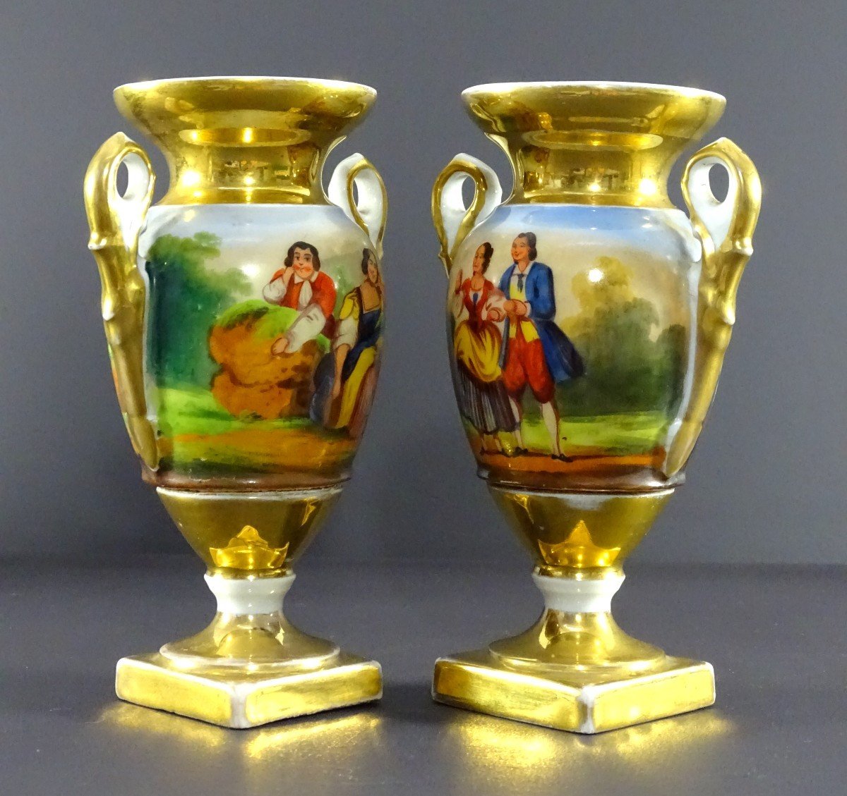 France, époque Louis-philippe, Paire De Vases De Forme Médicis En Porcelaine De Paris. 