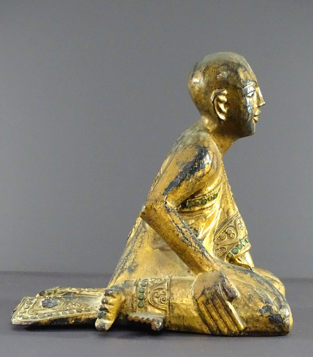 Birmanie, Royaume De Mandalay, Début Du XXème Siècle Sculpture En Bois Doré figurant un adorant-photo-4