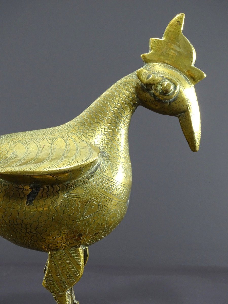 Inde, XIXème Siècle, Coq En Bronze Et Laiton De Style Indo-persan Posé Fièrement Sur Un Socle.