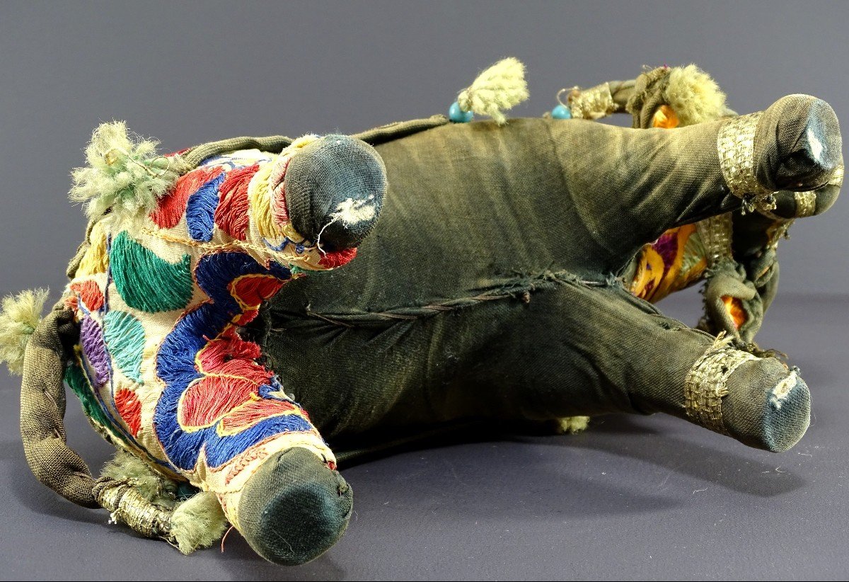 Inde, Milieu Du XXème Siècle, Jouet En Tissu Figurant Un Taureau orné de perles de verres.-photo-5