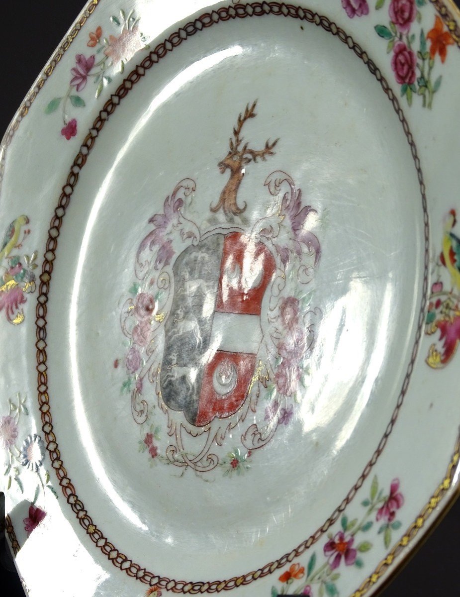 Chine, XVIIIème Siècle, époque Règne De L’empereur Qianlong (1736-1795), Assiette En Porcelaine-photo-1