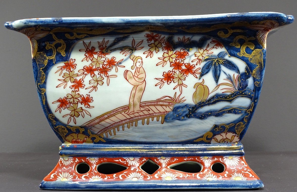 Japon, Fin Du XIXème Siècle, Port d'Imari, Jardinière En Porcelaine Décor De Paysages Animés. -photo-4