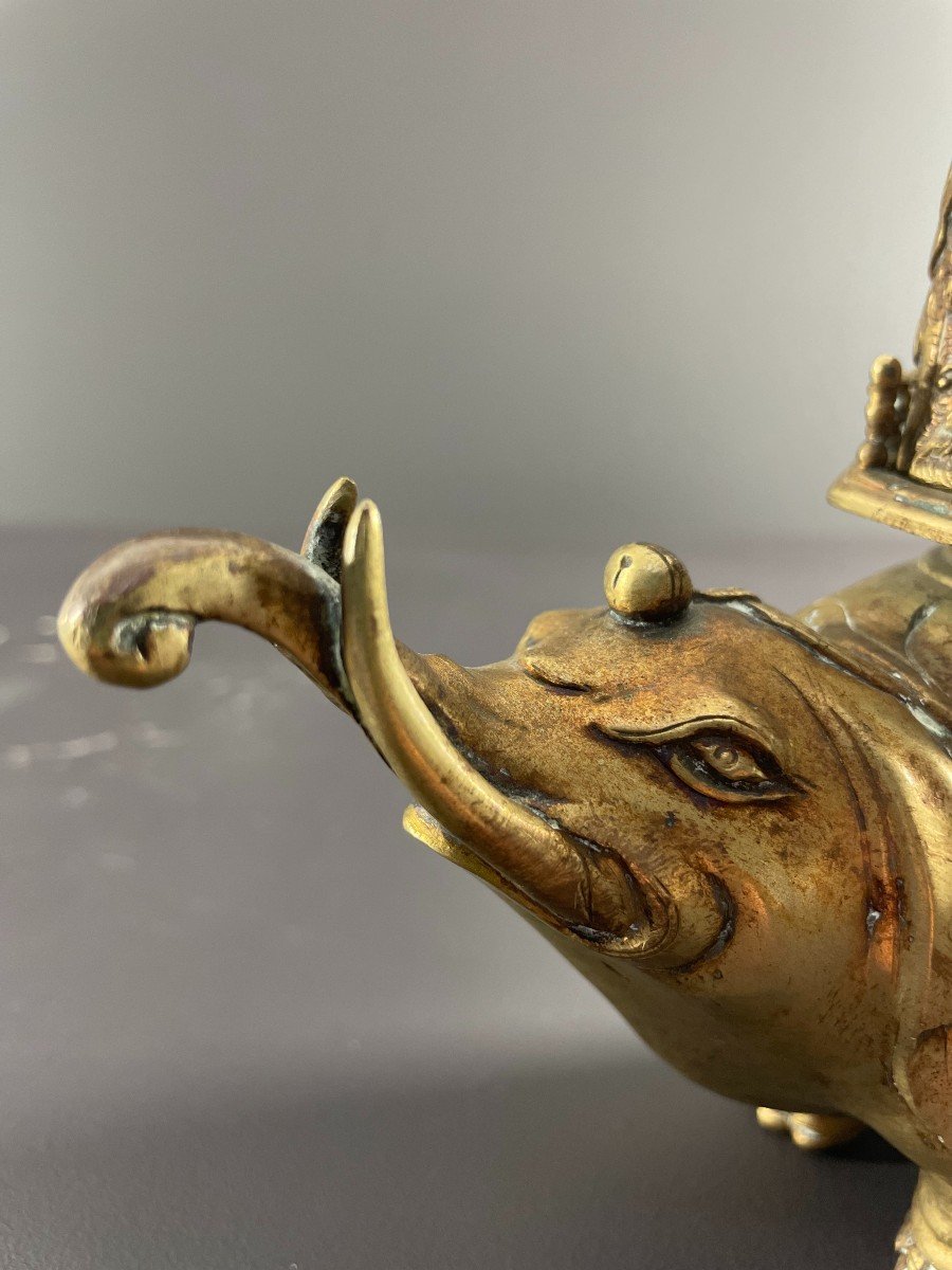 Chine, Premier Tiers Du XXème Siècle, Brûle-parfum En Bronze à Patine Doré Figurant Un éléphant-photo-2