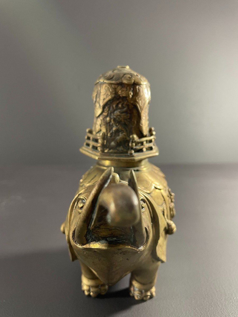 Chine, Premier Tiers Du XXème Siècle, Brûle-parfum En Bronze à Patine Doré Figurant Un éléphant-photo-3