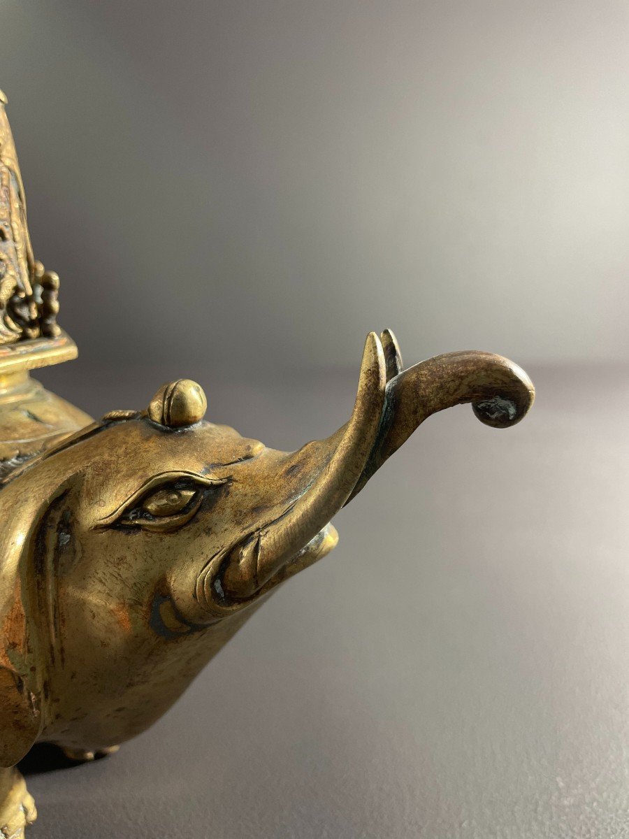 Chine, Premier Tiers Du XXème Siècle, Brûle-parfum En Bronze à Patine Doré Figurant Un éléphant-photo-4