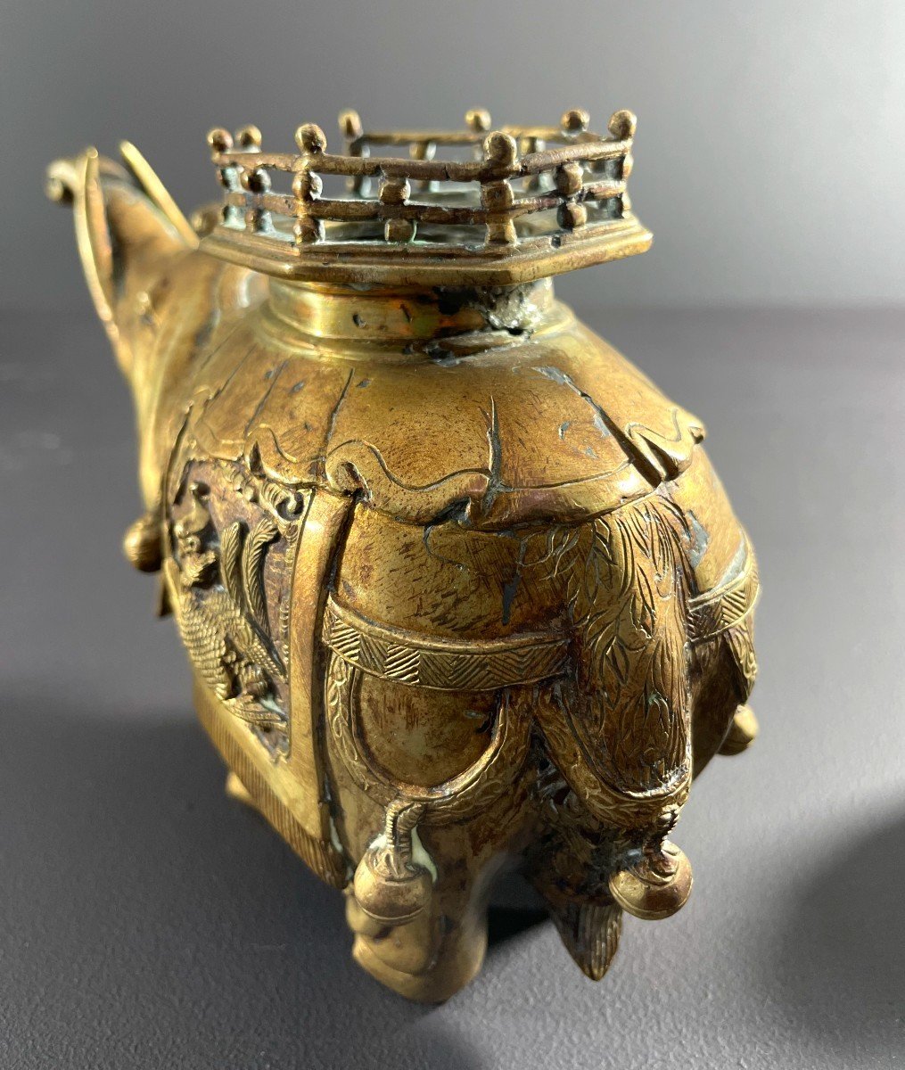 Chine, Premier Tiers Du XXème Siècle, Brûle-parfum En Bronze à Patine Doré Figurant Un éléphant-photo-2