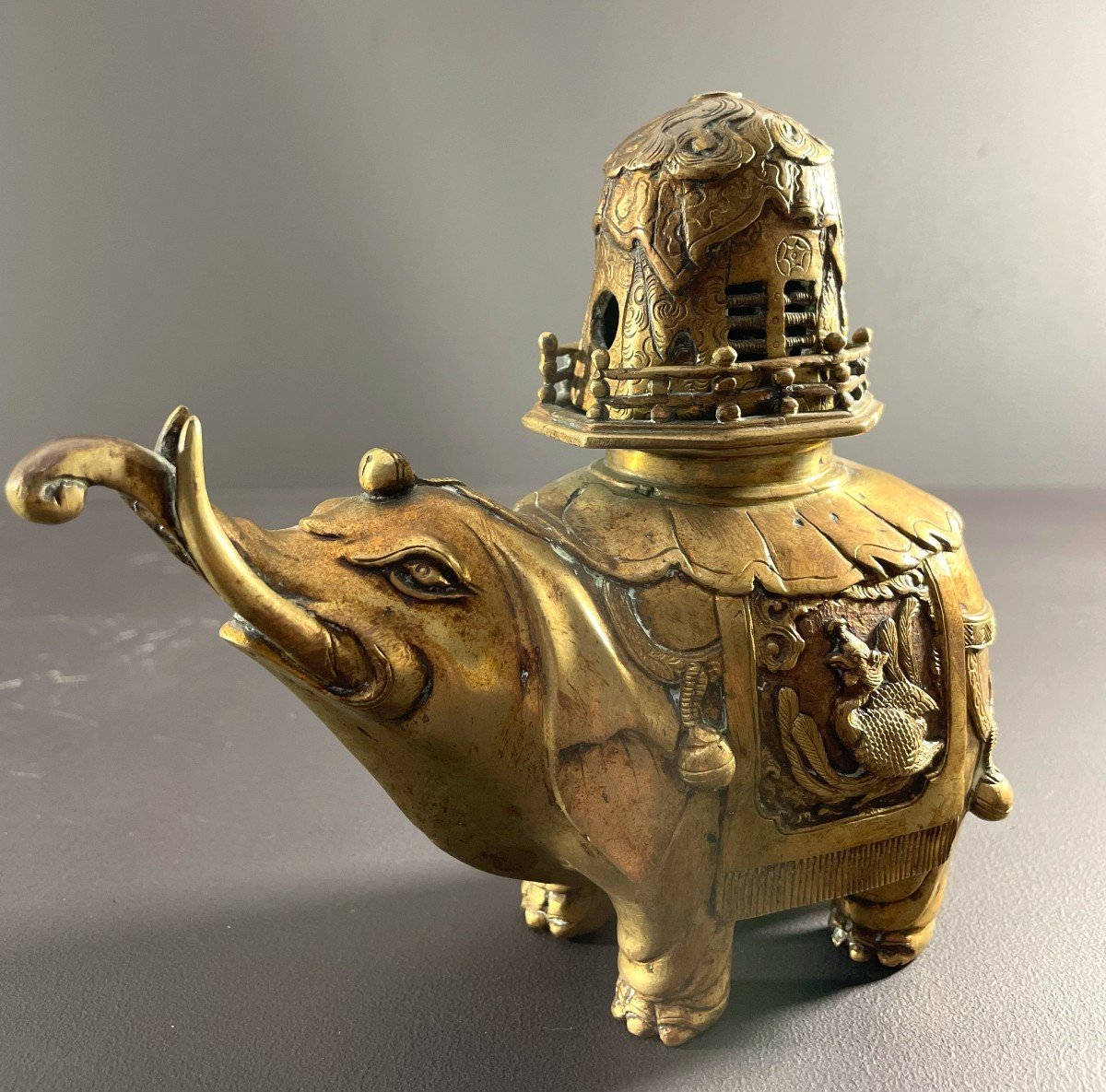 Chine, Premier Tiers Du XXème Siècle, Brûle-parfum En Bronze à Patine Doré Figurant Un éléphant-photo-3