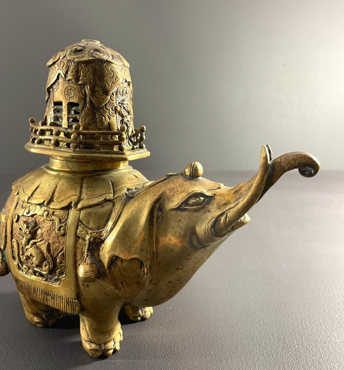 Chine, Premier Tiers Du XXème Siècle, Brûle-parfum En Bronze à Patine Doré Figurant Un éléphant-photo-6