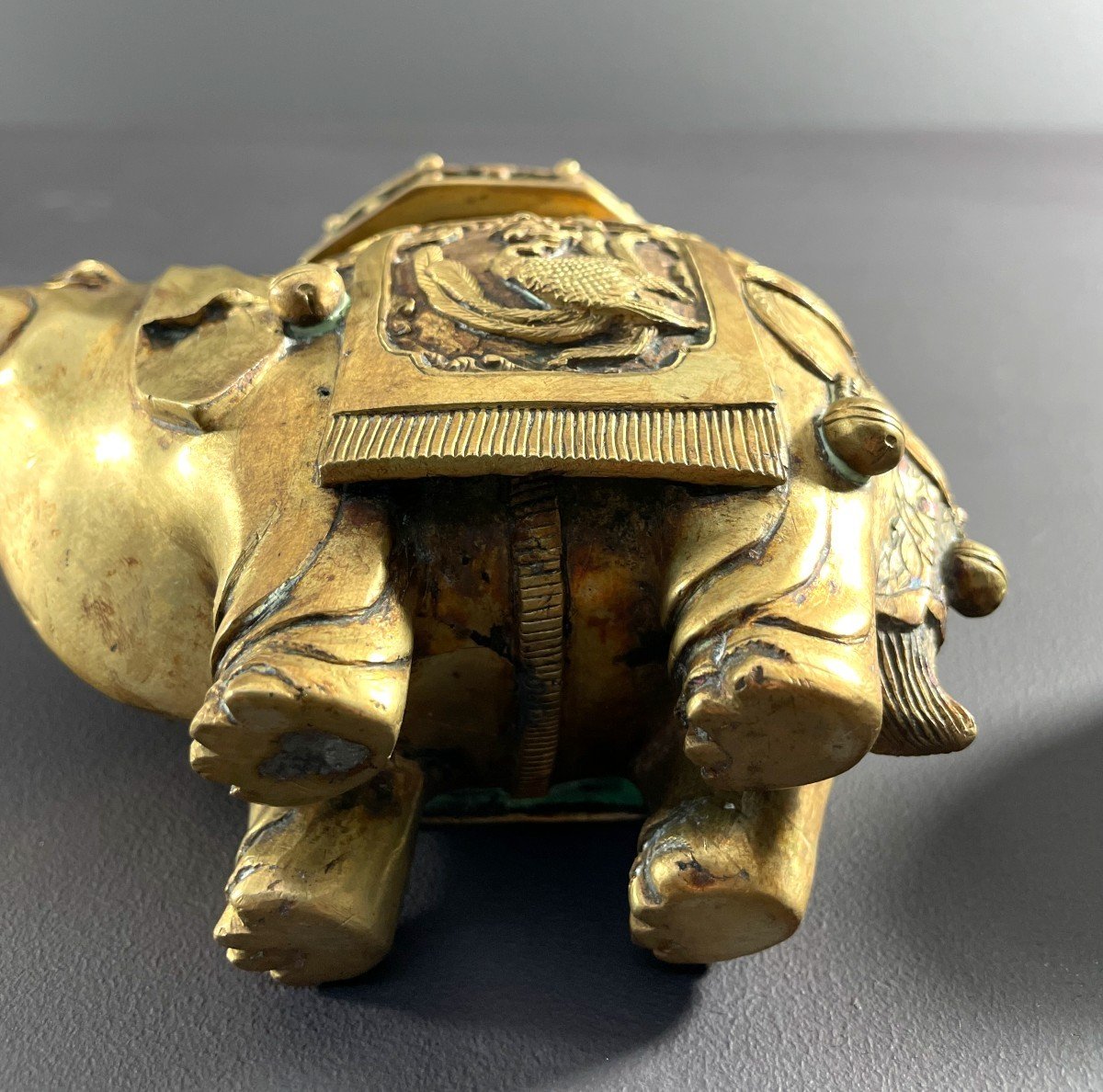 Chine, Premier Tiers Du XXème Siècle, Brûle-parfum En Bronze à Patine Doré Figurant Un éléphant-photo-7