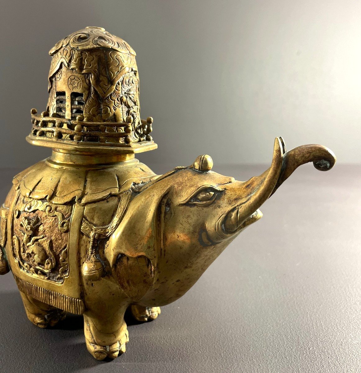 Chine, Premier Tiers Du XXème Siècle, Brûle-parfum En Bronze à Patine Doré Figurant Un éléphant