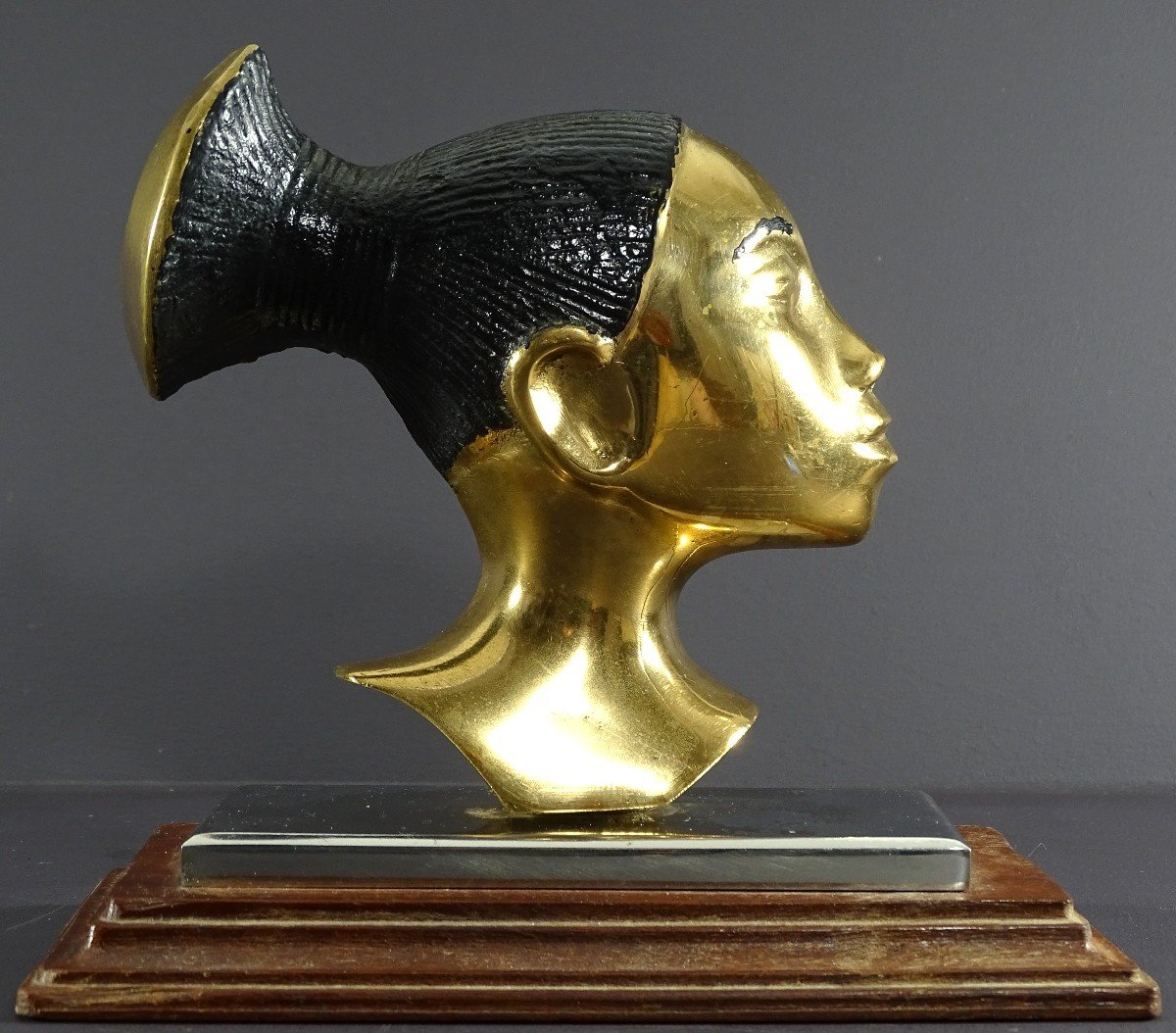 France, Années 1930/1950, Profil De Femme Mangbetu En Bronze Sur Socle Métal Chromé Et Bois.