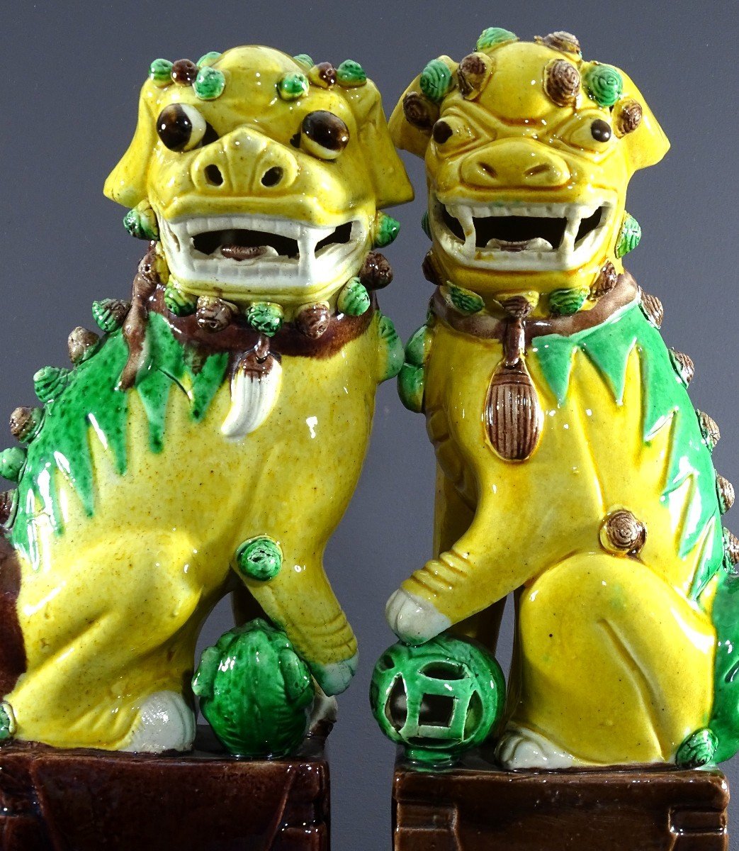 Chine, Années 1950/1960, Grande Paire De Chiens De Fo En Porcelaine Couleurs Sancai. -photo-2