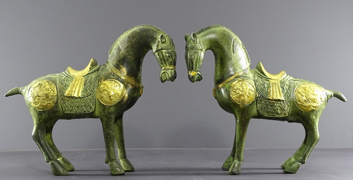 Chine, Milieu Du XXème Siècle, Paire De Chevaux En Bronze Dans l'Esprit De La Dynastie Tang.