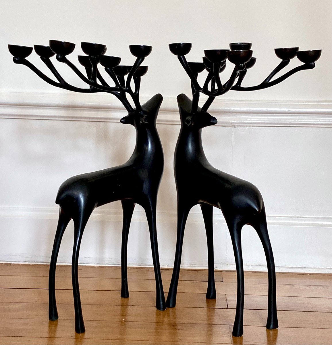 France, Années 1980, Grande Paire De Chandeliers En Bronze à Dix Lumières Figurant Des Cerfs. -photo-3