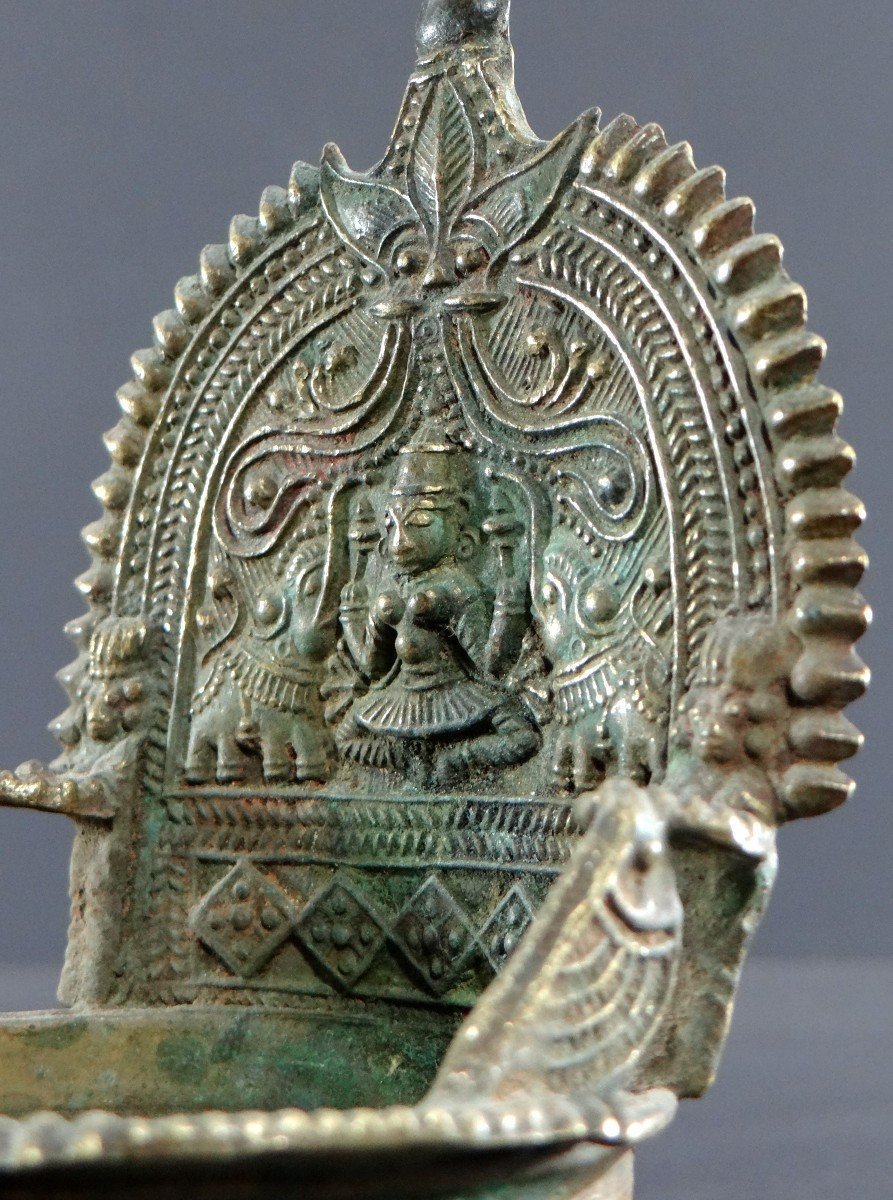 Inde, Début Du XIXème Siècle, Lampe à Huile En Bronze Décor Déesse Lakshmi Ointe Par éléphants-photo-1