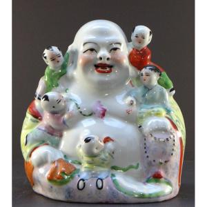 Chine, Milieu Du XXème Siècle, Groupe En Porcelaine Poussah Et Enfants.