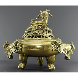 China, Late 19th-early 20th Century, Important Bronze Incense Burner Decorated With Animals. 