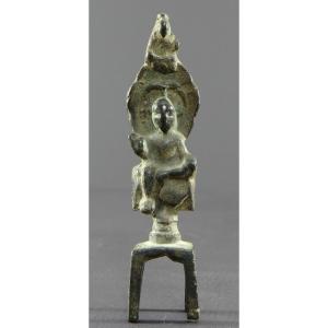 Chine , Dynastie Wei Du Nord (386-534), Rare Petit Autel En Bronze De Kwan Yin Repos Royal. 