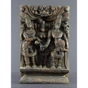 Inde, XXème Siècle,  Panneau De Char En Bois Sculpté Représentant Le Mariage De Meenakshi.