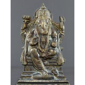 Inde, XIXème Siècle, Sculpture En Bas-relief Sur Plaque De Bronze à Patine  Figurant Ganesh.