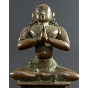 Inde, Fin Du XIXème Siècle, Statue De Krishna Représenté Assis Sur Un Haut Socle Rectangulaire.
