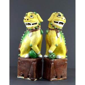 China, 1930s/1950s, Pair Of Fo Dogs In Yellow, Green And Violet Manganese Porcelain.