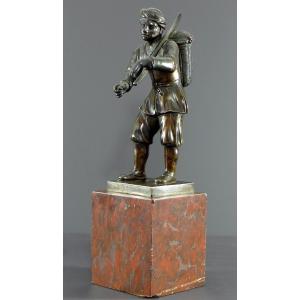 Italie, XVIIIème Siècle, Statue En Bronze Figurant Un Porteur De Panier Sur Un Socle En Marbre.