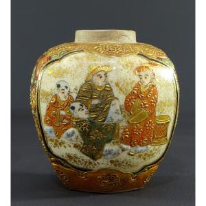 Japon, XIXème Siècle, Satsuma, Vase à Pans Coupés En Faïence Au Décor De Scènes Enfantines.