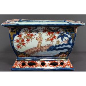 Japon, Fin Du XIXème Siècle, Port d'Imari, Jardinière En Porcelaine Décor De Paysages Animés. 