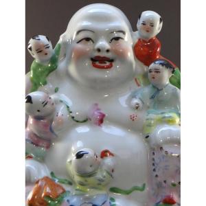 Chine, Milieu Du XXème Siècle, Groupe En Porcelaine Poussah Et Enfants.