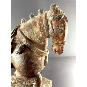 Chine Du Sud, Début Du XXème Siècle, Statue De Cheval En Bois Polychrome à La Jambe Levée.