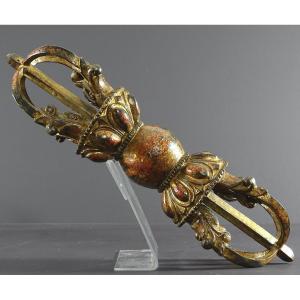 Tibet, Fin Du XIXème Siècle, Important Vajra De Lama En Bronze Laqué Et Doré. 