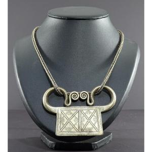 Vietnam Ou Laos, Ethnie Hmong, Rare Grande Chaîne Ouvragée Et Pendentif Cadenas En Argent. 