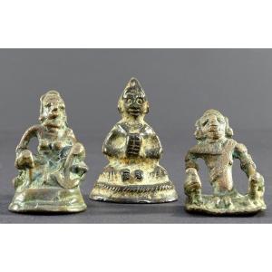 Inde, XVIIIème Siècle-début Du XIXème Siècle, Rare Ensemble Trois Statues Miniatures En Bronze.