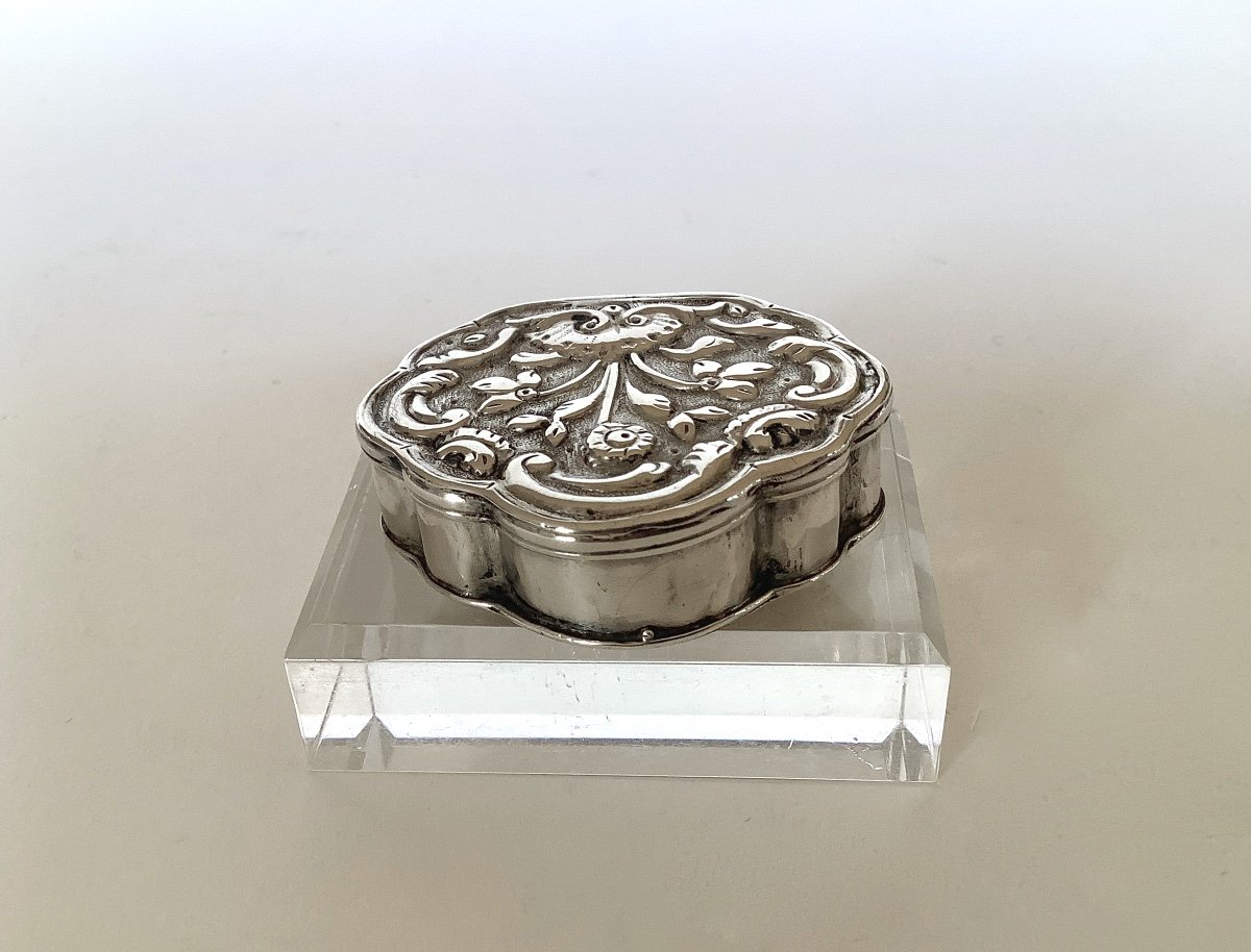 Small Rocaille Box With Double Floral Decoration In Silver. 18th Century-photo-2