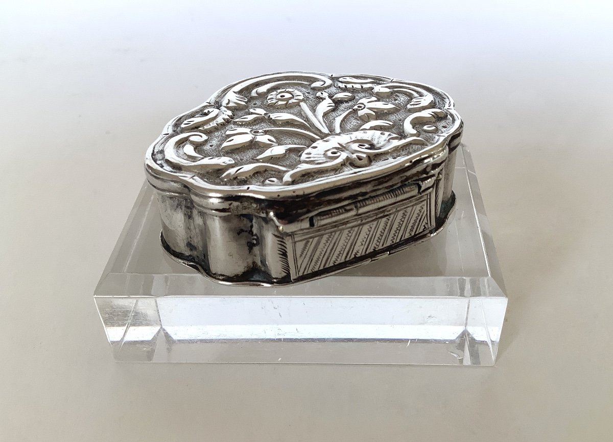 Small Rocaille Box With Double Floral Decoration In Silver. 18th Century-photo-3