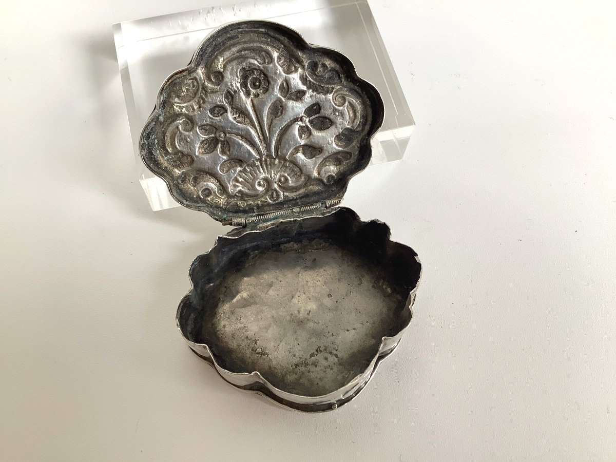 Small Rocaille Box With Double Floral Decoration In Silver. 18th Century-photo-4