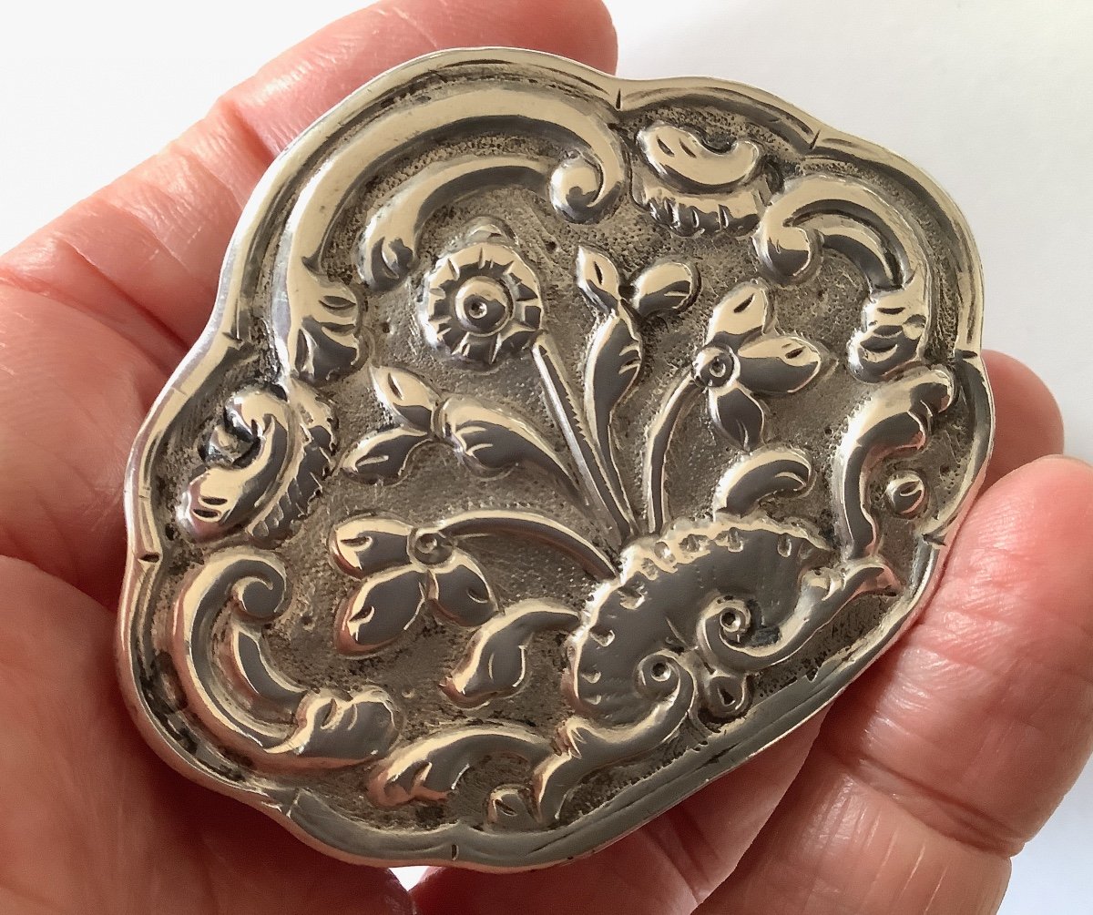 Small Rocaille Box With Double Floral Decoration In Silver. 18th Century-photo-1