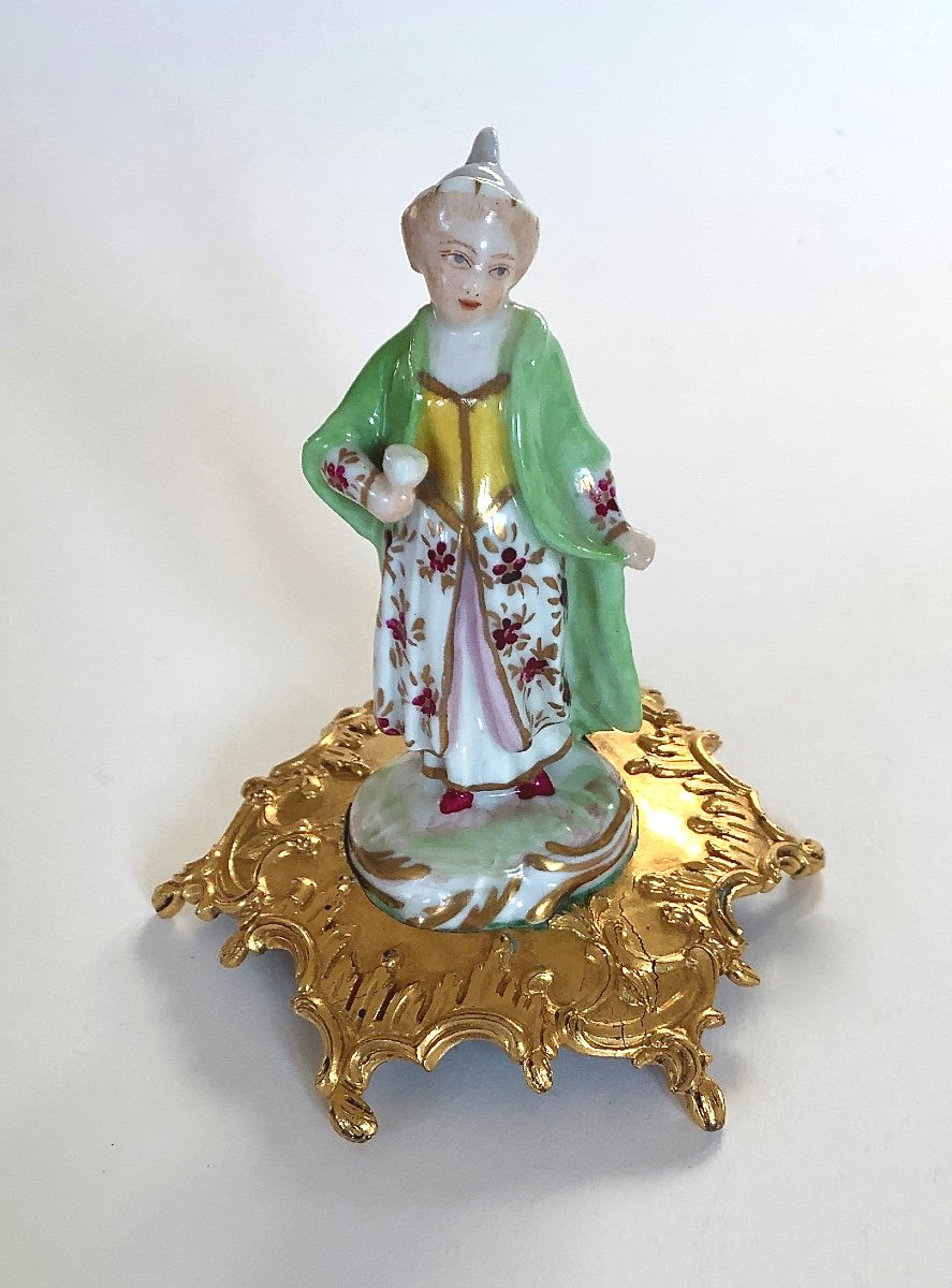 Jeune Fille Turque. Porcelaine Allemande Sur Socle En Bronze Doré