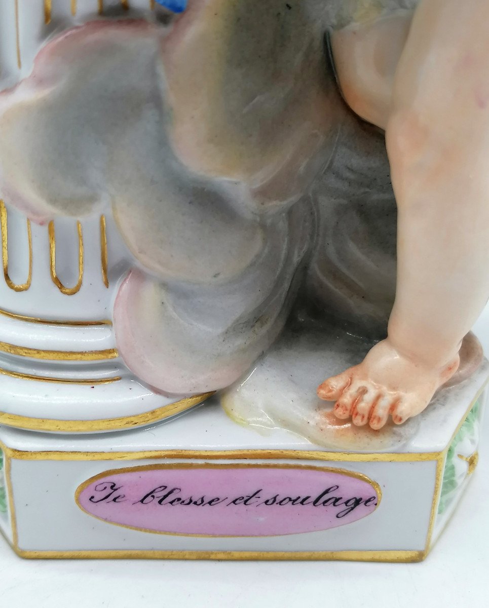 Putto / Amour En Porcelaine De Meissen "je Blesse Et Soulage"-photo-2