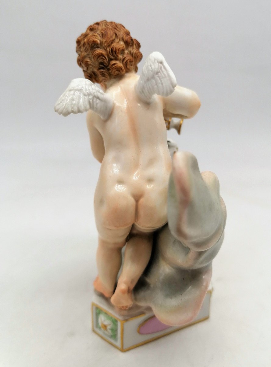 Putto / Amour En Porcelaine De Meissen "je Blesse Et Soulage"-photo-1