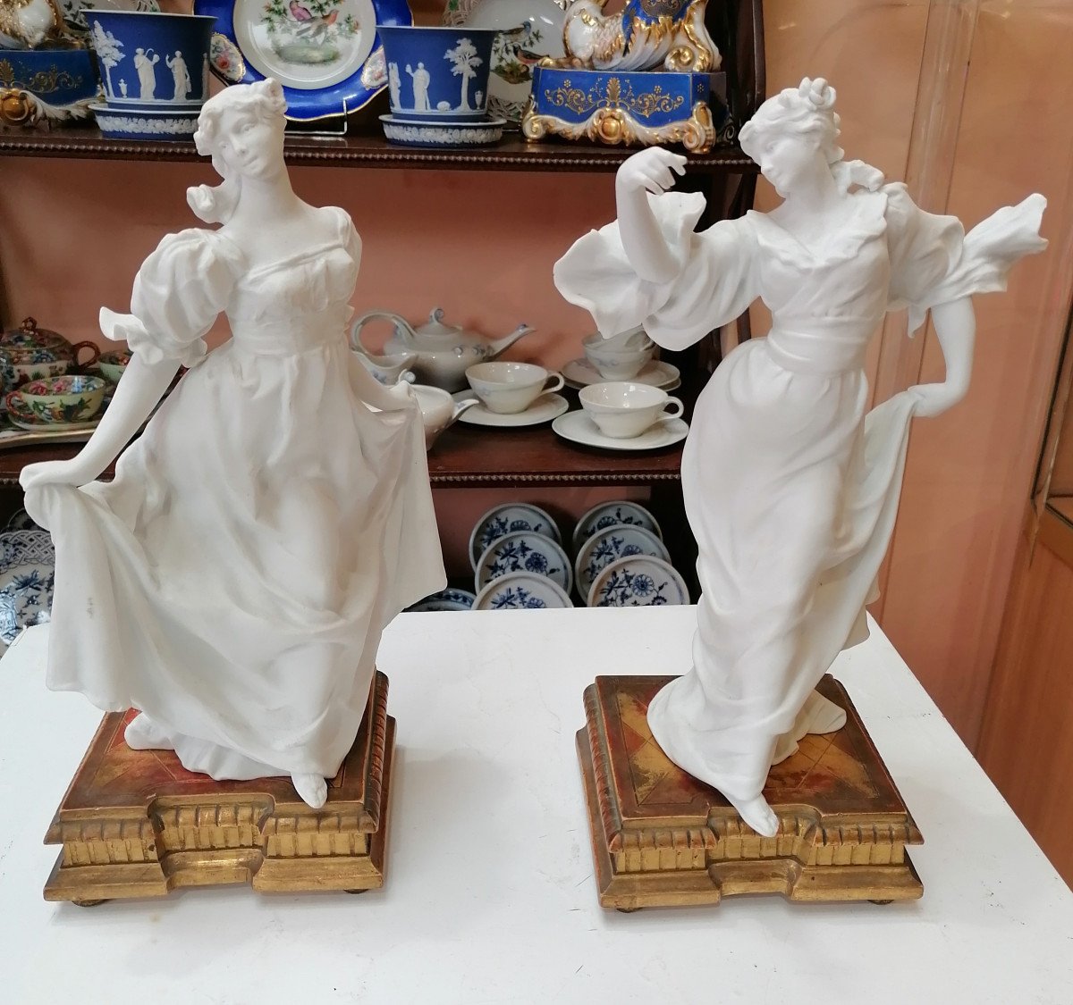 Couple De Danseuses En Biscuit