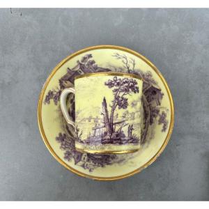 Tasse Sèvres à Fond Jaune Et Décor Violine