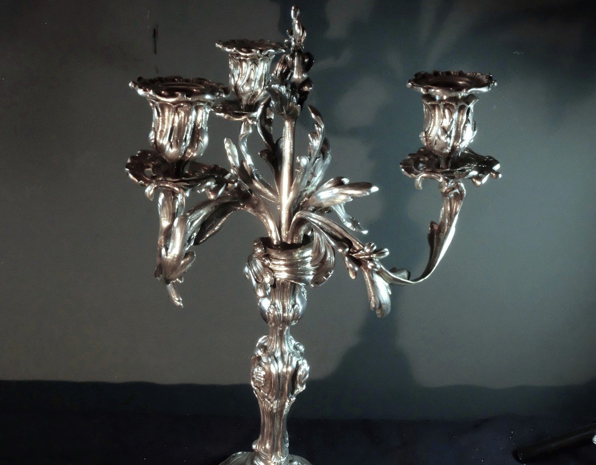 Paire De Candélabres à Trois Lumières En Bronze Ciselé Et Argenté De Style Louis XV.  XIXe.-photo-3