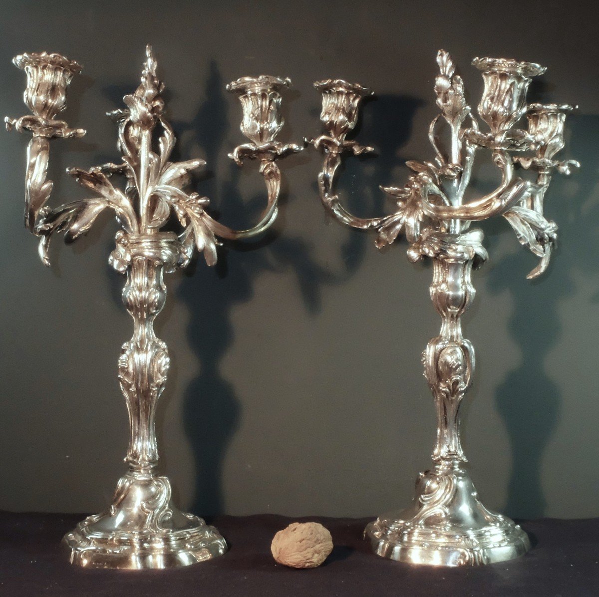 Paire De Candélabres à Trois Lumières En Bronze Ciselé Et Argenté De Style Louis XV.  XIXe.