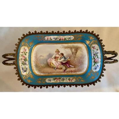 COUPE EN PORCELAINE DE LIMOGES A DÉCORS DE SÈVRES. RÉF: 220