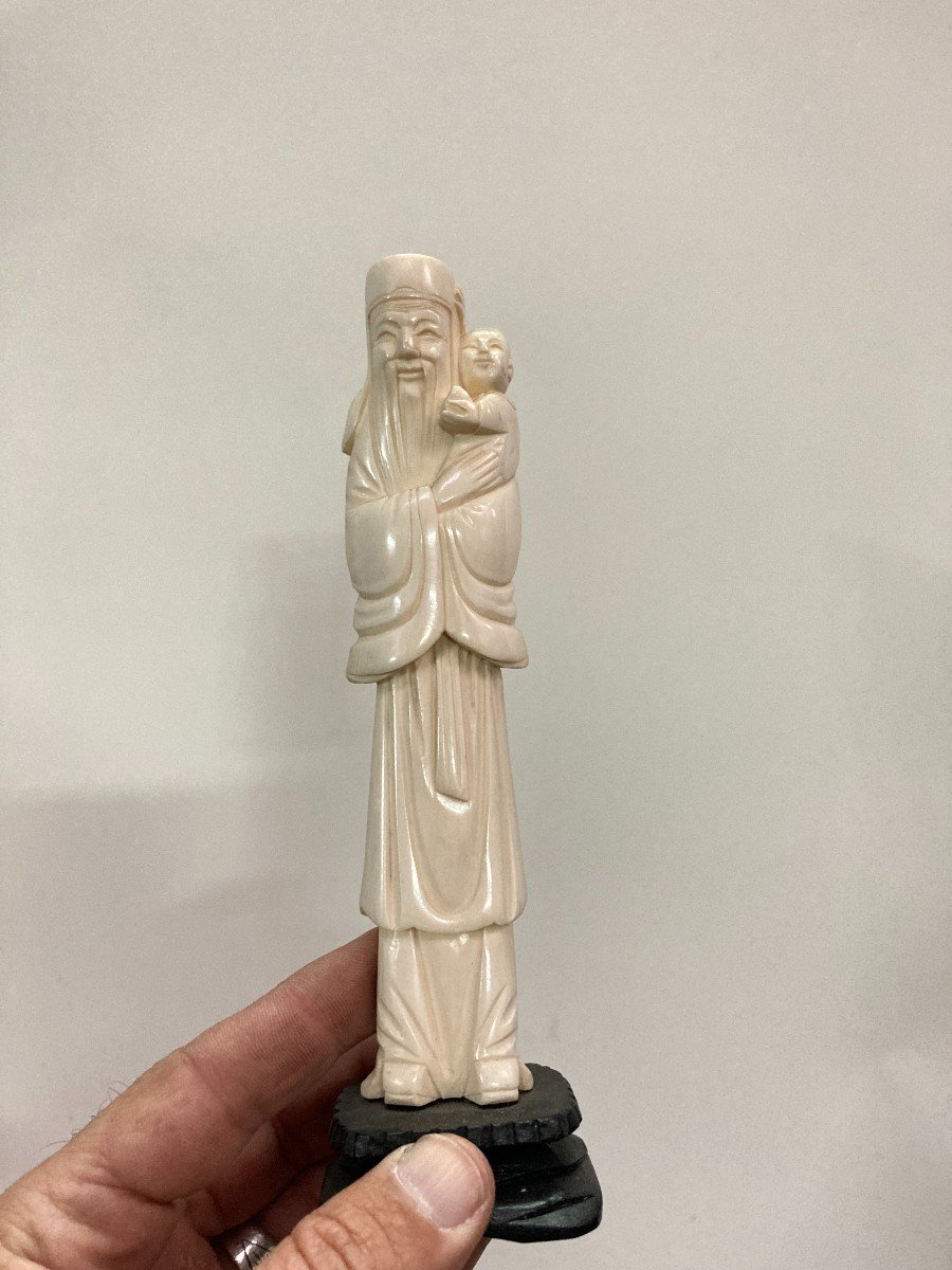 Petite Statuette En Ivoire Représentant Un Vieillard Et Un Enfant 